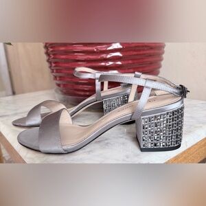 Pelle Moda Alicia Satin Heels Pumps  Pewter Rhinestone Heel Women’s 7M